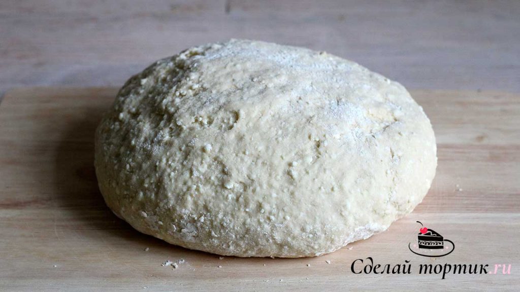 Готовое тесто для творожного кулича мягкое, слегка липнет к рукам.