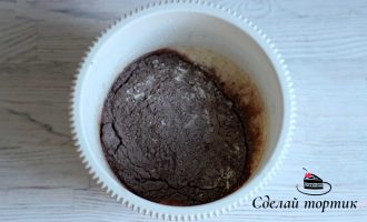 Теперь высыпаем сухие ингредиенты к яичной смеси и перемешиваем миксером.