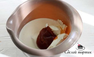 В чаше смешиваем охлажденный творожный сыр, охлажденные сливки, карамель и сахарную пудру.
