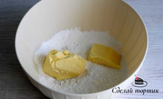 В чаше смешиваем мягкое сливочное масло, ванильный сахар и сахарную пудру.