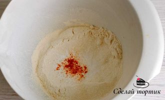 В отдельной чаше смешиваем просеянную муку, соду, разрыхлитель и куркуму.