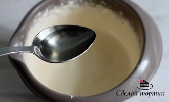 Добавляем растительное масло и кипяток, перемешиваем миксером на средней скорости.