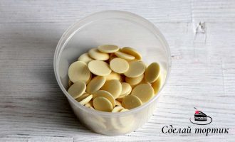 Шоколад растапливаем в микроволновой печи, даем остыть.