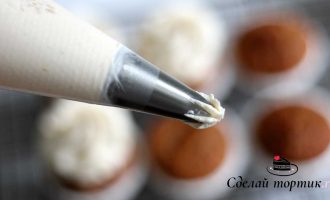 Отсаживаем шапочки кондитерской насадкой М1