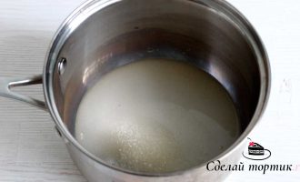 Для начала приготовим карамель. В сотейнике смешиваем сахар и воду, ставим на средний огонь, варим карамель до янтарного цвета.