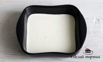 Нагреваем сливки и добавляем к карамели.