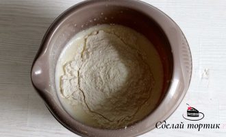 Мучную смесь добавляем к тесту, снова перемешиваем миксером до однородности.