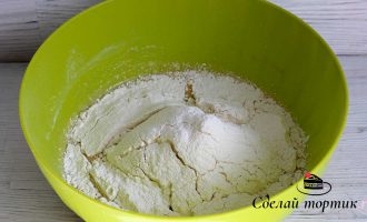 Замешиваем тесто для сдобного кулича