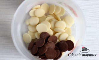 В чаше смешиваем белый и молочный шоколад, растапливаем в микроволновой печи импульсами по 10 секунд.