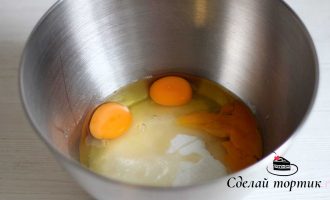 Начнём приготовление с шоколадного бисквита. В чаше смешиваем яйца, сахар и соль.