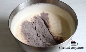 К яичной массе добавляем мучную смесь.