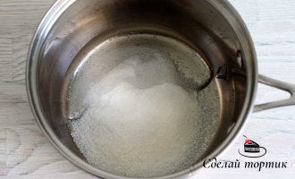 В сотейнике соединяем воду, сахар и глюкозный сироп, ставим на средний огонь.
