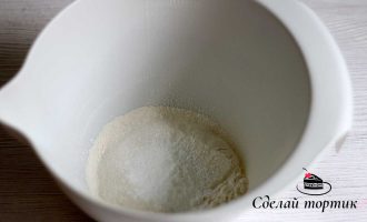 В чаше смешиваем просеянную муку и разрыхлитель, хорошо перемешиваем венчиком.