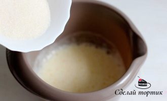 Не прекращая взбивать яйца, добавляем сахарный песок.