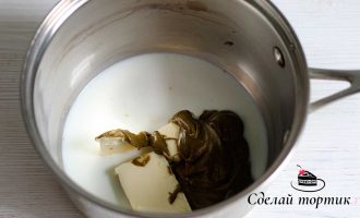 В сотейнике смешиваем молоко, сливочное масло и фисташковую пасту.
