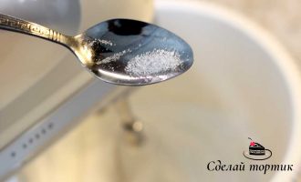 В конце взбивания добавляем лимонную кислоту.