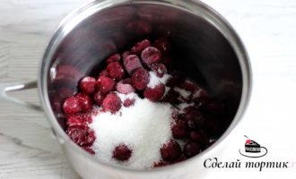 В сотейнике смешиваем вишню и сахар.