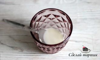 Воду смешиваем с крахмалом и добавляем к вишне.