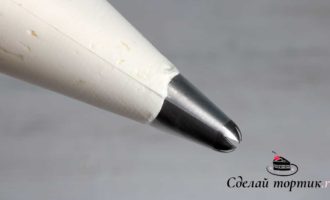 Крем выкладываем в кондитерский мешок с насадкой