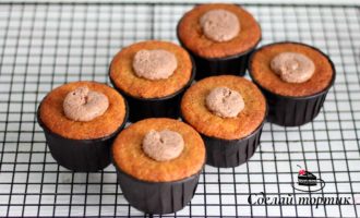Заполняем капкейки начинкой