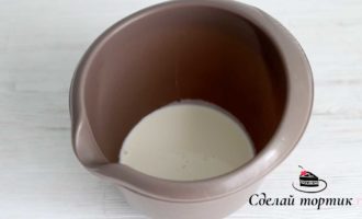 Охлажденные сливки взбиваем до мягких пиков