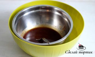 Чтобы карамель быстро остыла я использую чашу с холодной водой