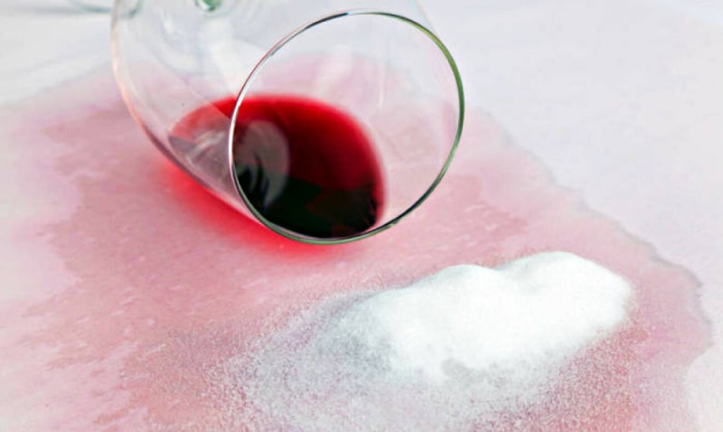 Как и чем отстирать красное вино - самые действенные способы!🍷