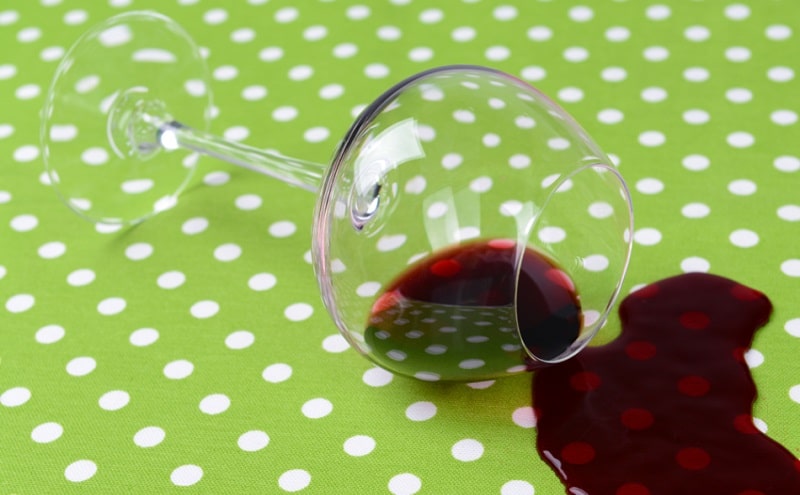 Как и чем отстирать красное вино - самые действенные способы!🍷