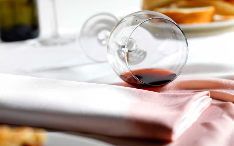 Как и чем отстирать красное вино - самые действенные способы!🍷