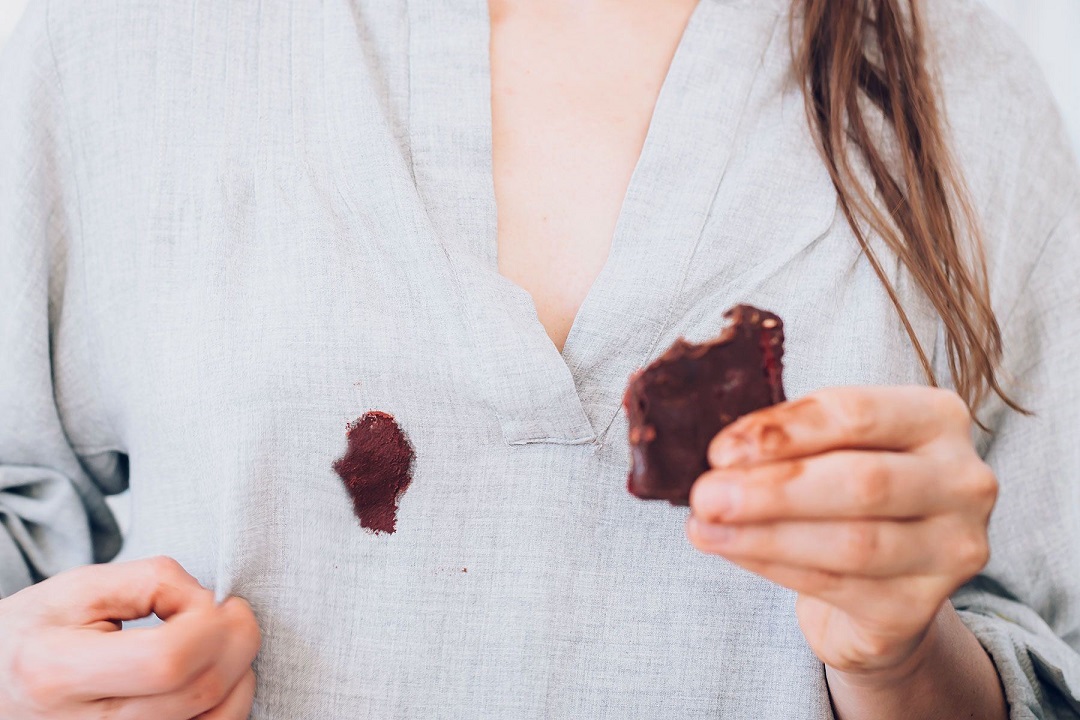 Как и чем отстирать шоколад – лайфхаки по удалению пятен!🍫